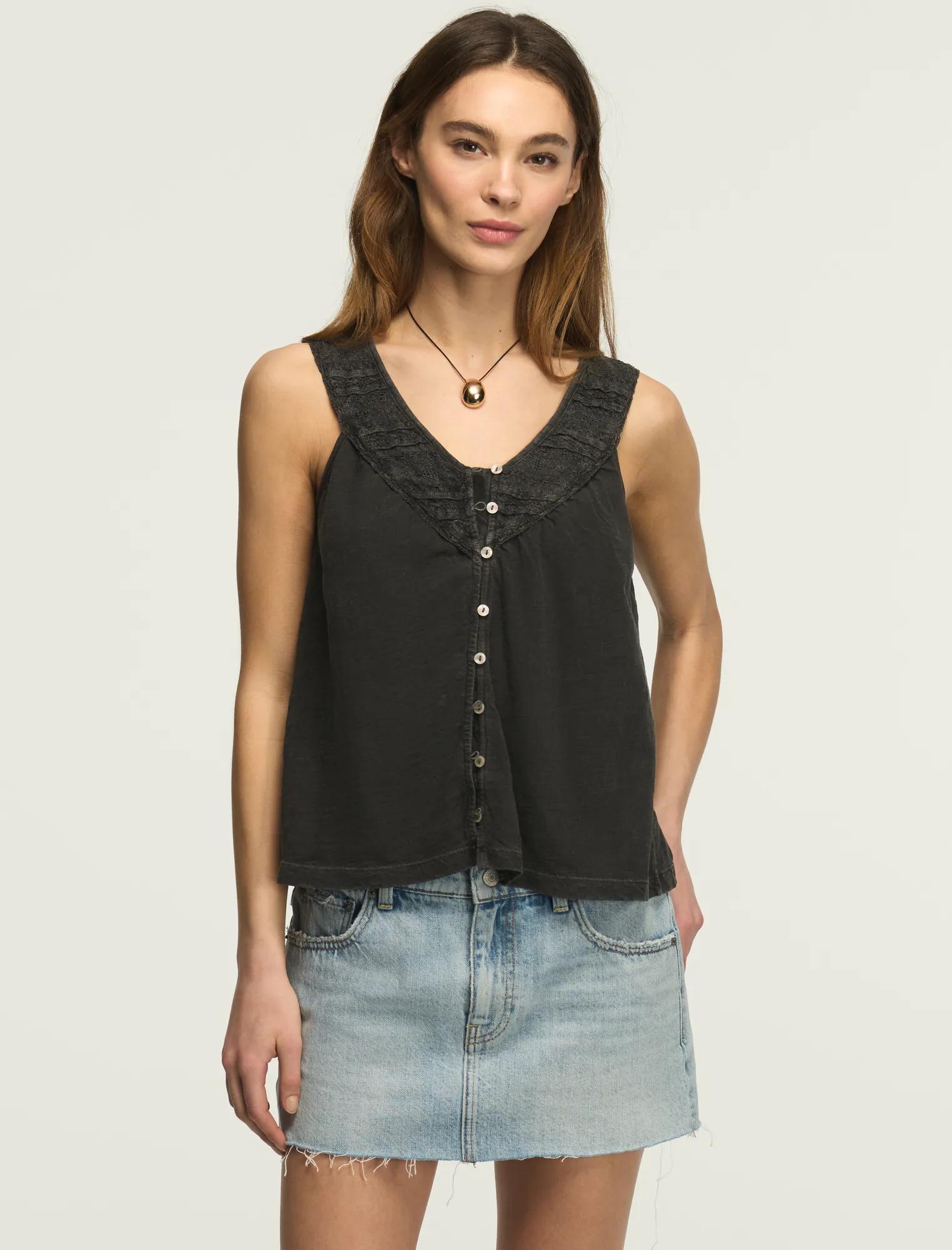 LACE_YOKE_V_NECK_TOP_001