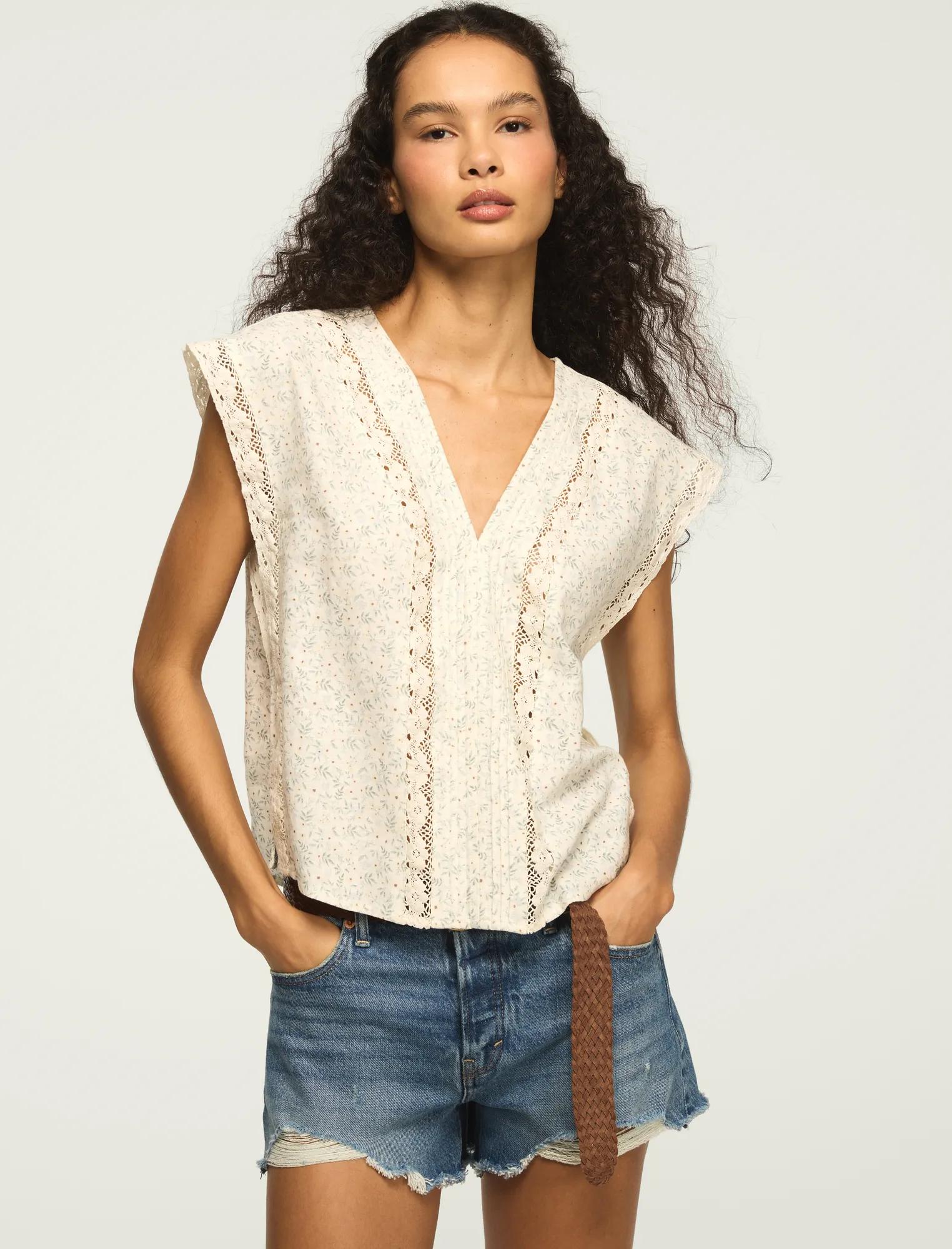 LINEN_LACE_TRIMMED_V_NECK_TOP_100