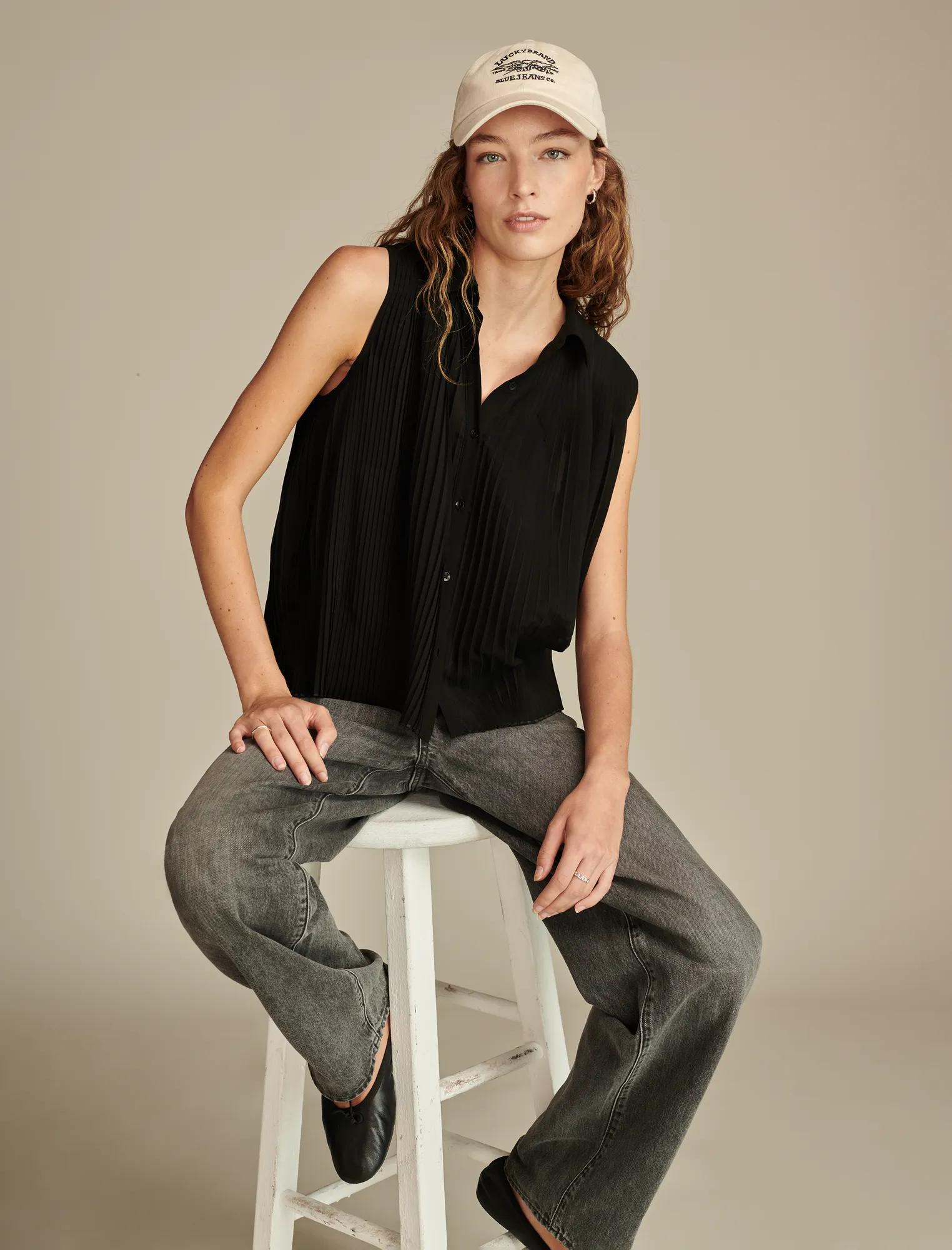 Sleeveless_Micro_Pleated_Buttondown_001